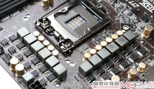 采用12相数字供电设计。
